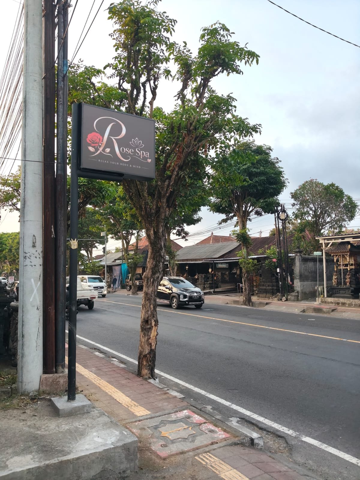 Papan nama ROSE SPA dari sisi jalan