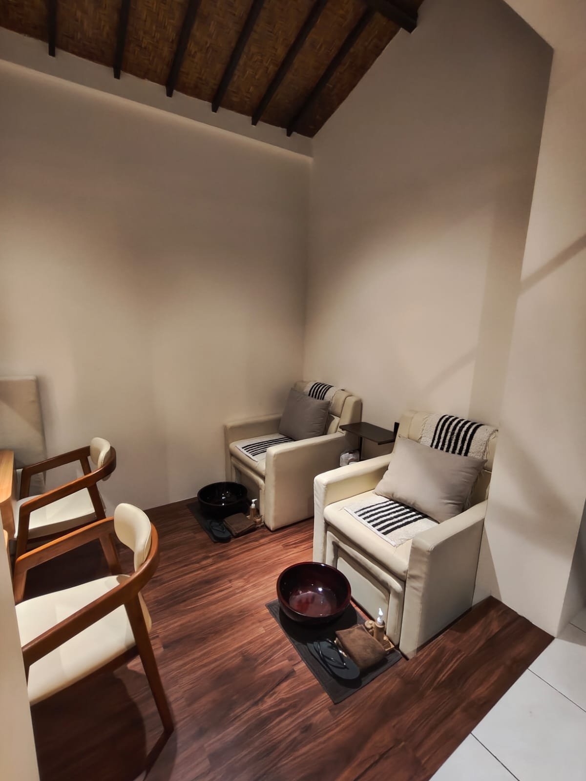 Kursi foot spa di ruang perawatan ROSE SPA
