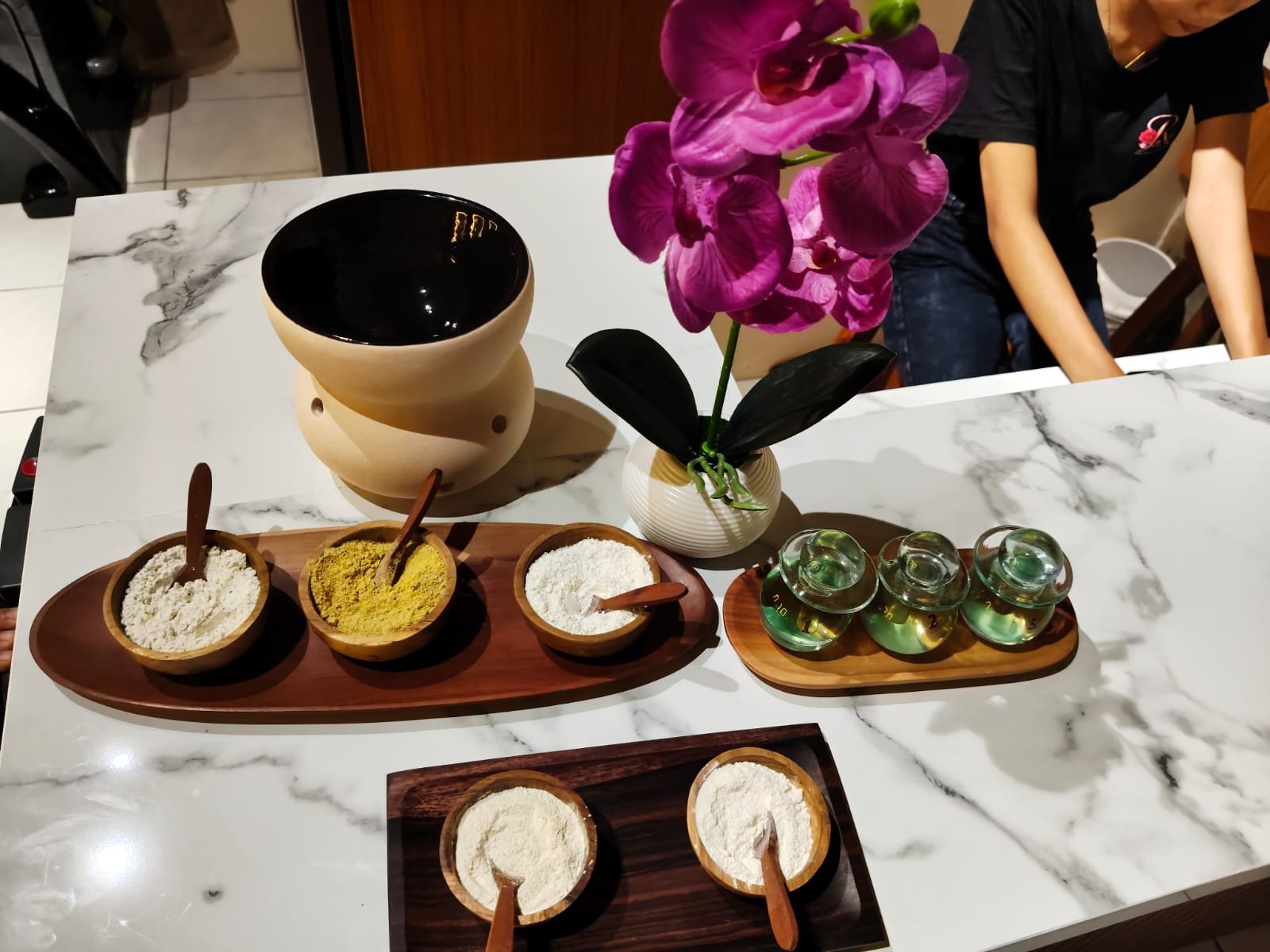 Pilihan lulur tradisional dan minyak perawatan ROSE SPA