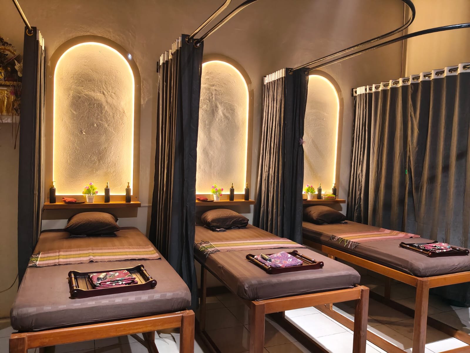 Ruang pijat ROSE SPA dengan tiga tempat perawatan