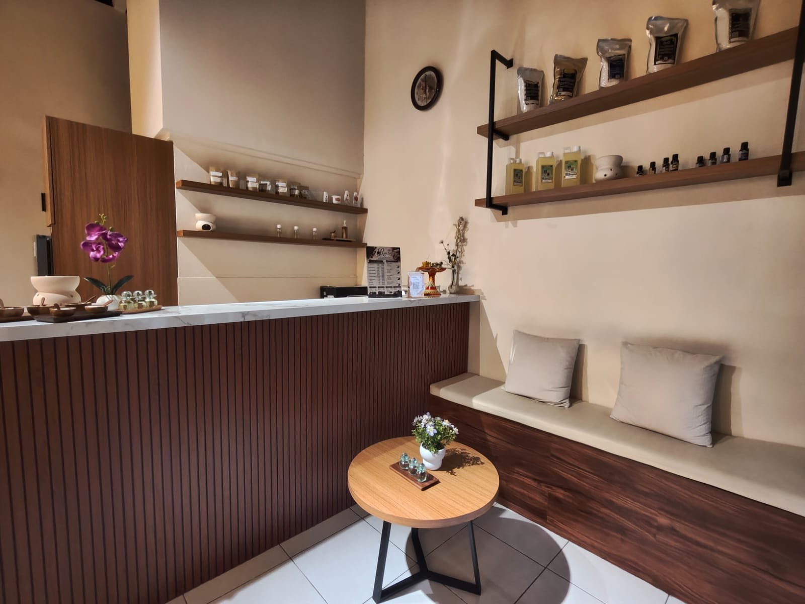 Resepsionis dan ruang tunggu ROSE SPA